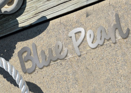 Dies ist ein Bild von dem Metall Schriftzug Blue Pearl als Bootsnamen für den Steg