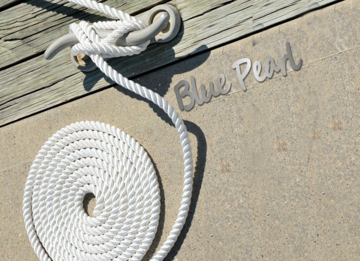 Dies ist ein Bild des Metall Schriftzug Bootsnamen BLUE PEARL in Edelstahl