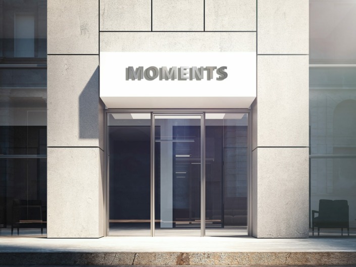 Dies ist ein Bild mit den Metallbuchstaben MOMENTS an einer Hotelfassade | 2,80 Meter lang