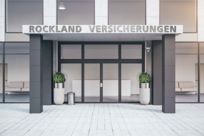 Dieses Bild zeigt die Firmenschilder ROCKLAND und VERSICHERUNGEN als freistehende Metallbuchstaben aus Edelstahl