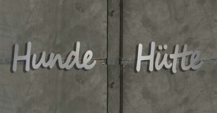 Dieses Bild zeigt XXL Metallbuchstaben als Zwingernamen Beispiele HUNDE HÜTTE aus Edelstahl mit je 0,80 Meter Länge pro Schriftzug