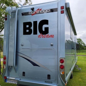 Dies ist ein Bild mit dem Aufkleber BIG DREAM als Schriftzug für Wohnmobile