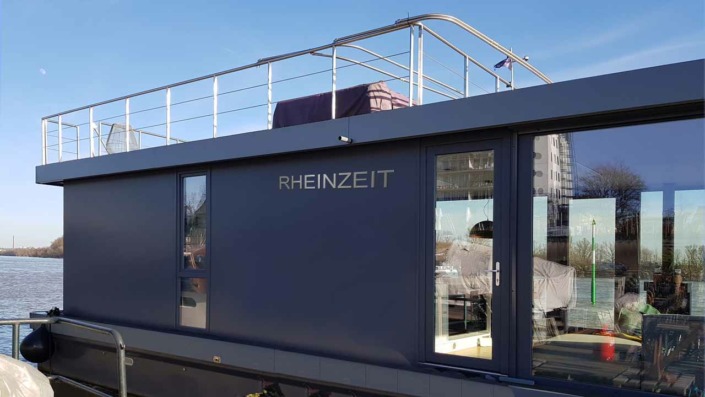 Dies ist ein Bild von einem Hausboot mit Metallbuchstaben als Bootsbeschriftung 3d Bootnamen