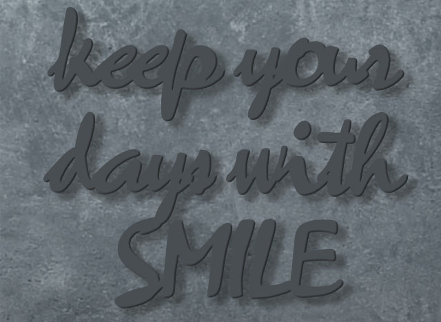 Dies ist ein Bild mit Buchstaben aus Metall, als Aluminium Schriftzug in antrazit | KEEP YOUR DAYS WITH SMILE | in der Schrift Zephyr