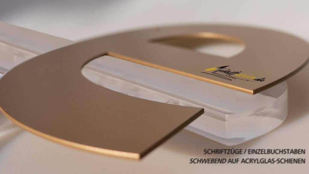 Dies ist ein Bild für die Montage von Einzelbuchstaben aus Metall mit Befestigung Acrylglas-Schiene