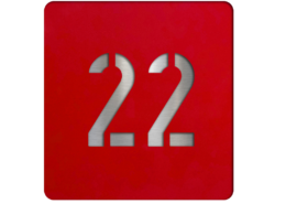 Dieses Bild zeigt Hausnummernschilder aus zwei Acrylplatten in der Farbkombi rot glänzend & silber spiegelnde (Schriftfarbe)