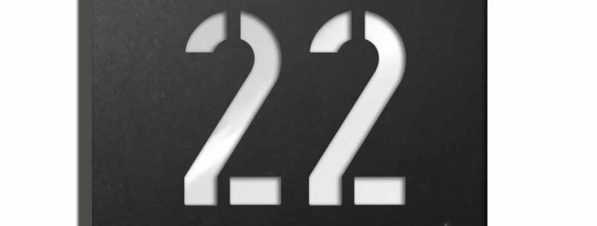Dieses Bild zeigt Hausnummernschilder aus zwei Acrylplatten in der Farbkombi satin-schwarz & weiß