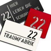 Dies ist ein Bild verschiedener Hausnummernschilder Designs in Schwarz, Weiß & rot