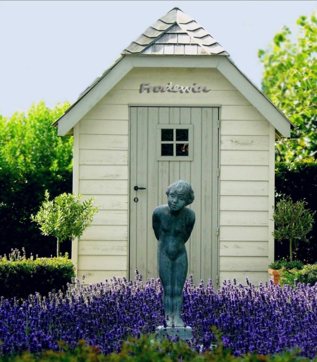 Dieses Bild zeigt Metallbuchstaben in Edelstahl | FRODEWIN (GUTER FREUND) an einer Gartenoase in 1,20 Meter Länge