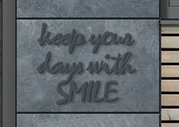 Dies ist ein Bild von dem Metall Schriftzug keep your days with smile