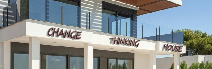 Dies ist ein Bild eines großen Metall Schriftzug CHANGE THINKING HOUSE an einem Poolhaus. Jedes Wort misst ca. 1,80 Meter in Aluminium Rostoptik