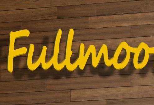 Dies ist ein Bild eines großen Metall Schriftzug FULLMOON aus Aluminium in gelb in 1,60 Meter Länge