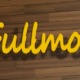 Dies ist ein Bild eines großen Metall Schriftzug FULLMOON aus Aluminium in gelb in 1,60 Meter Länge