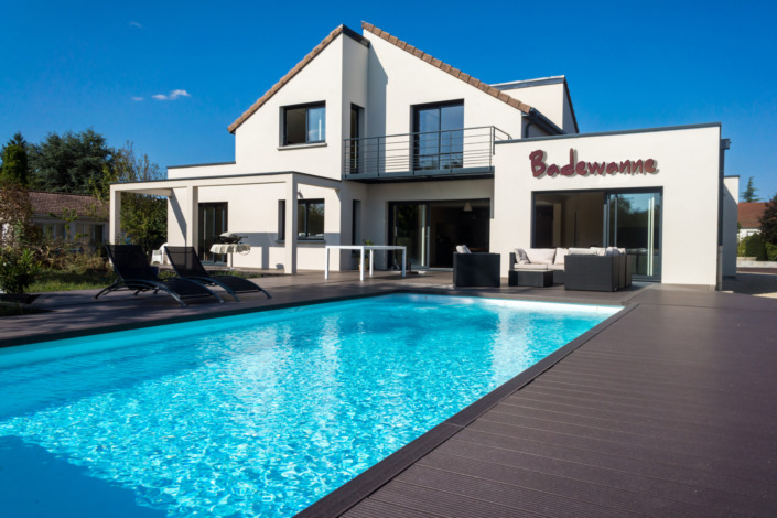 Dies ist ein Bild von Metallbuchstaben als Schriftzug BADEWANNE in Aluminium rostoptik über einem Pool in 3,50 Meter Länge