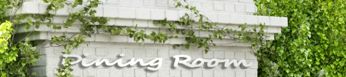 Dies ist ein Bild mit einem Schriftzug aus Metallbuchstaben | Aluminium weiß am Kamin | DINING ROOM | 1,20 Meter