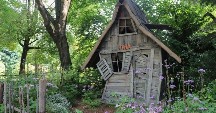 Dies ist ein Bild mit den Metallbuchstaben OHA auf einem Kinder-Gartenhaus - Aluminium in Rostoptik als Gartendeko Schriftzug