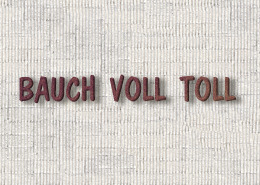 Dies ist ein Bild mit Metallbuchstaben an einer Bistro Gastronomie. Die Einzelbuchstaben zeigen den Schriftzug BAUCH VOLL TOLL