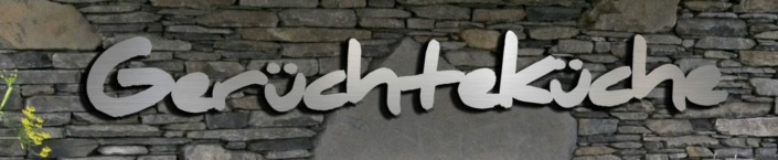 Dies ist ein Bild mit einem Schriftzug aus Metallbuchstaben GERÜCHTEKÜCHE ca. 2,60 Meter | Sondermaß Schriftzug