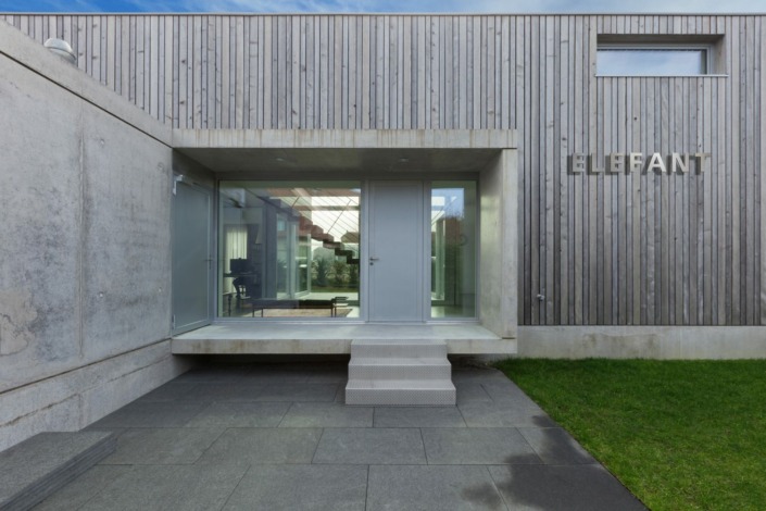 Dies ist ein Beispiel-Bild mit einem Dies ist ein Beispiel-Bild mit einem Namenschild für ein Haus | ELEFANT | Edelstahlbuchstaben | 1,80 Meter lang