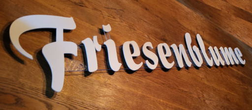Dieses Bild zeigt die Montagevorrichtung der Schriftzüge für die Wand in Form einer Acrylglasschiene