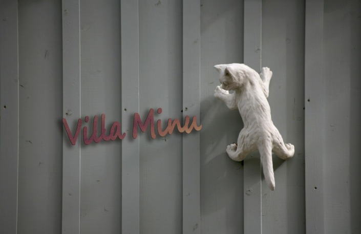 Dieses Bild zeigt einen Schriftzug aus Metall VILLA MINU in Aluminium Rostoptik feinstruktur