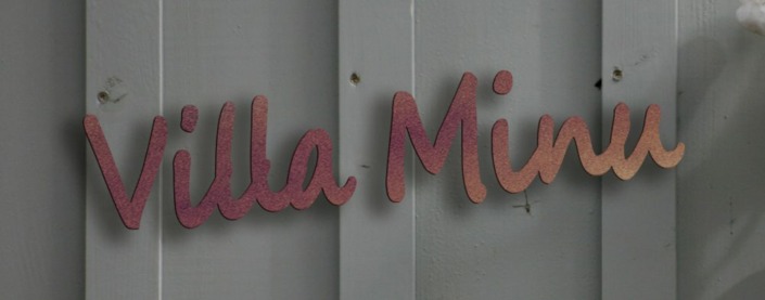 Dieses Bild zeigt einen Schriftzug aus Metall VILLA MINU in Aluminium Rostoptik feinstruktur