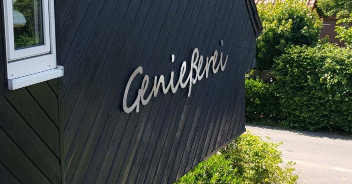 Dies ist ein Bild mit einem Schriftzug aus Metall - Edelstahl| GENIESSEREI | 1,80 Meter