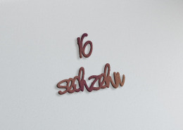 Dies ist ein Bild von einem Schriftzug als Hausnummer für die Wand aus Metall