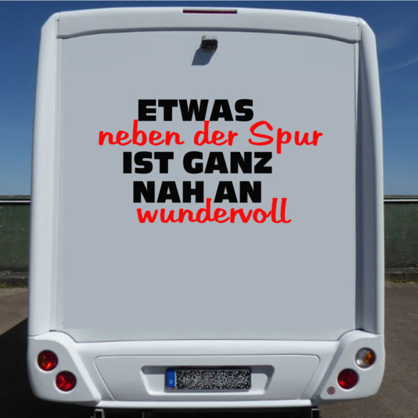Dies ist ein Bild mit einem Sprüche-Aufkleber als Schriftzug auf einem Wohnmobil
